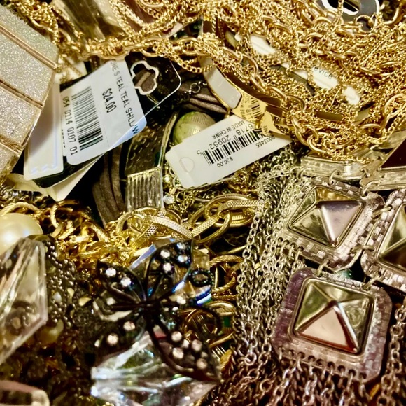1 LB pound Estate Sale jewelry lot~ Gold Silver rhinestones pearls - Picture 5 of 7
